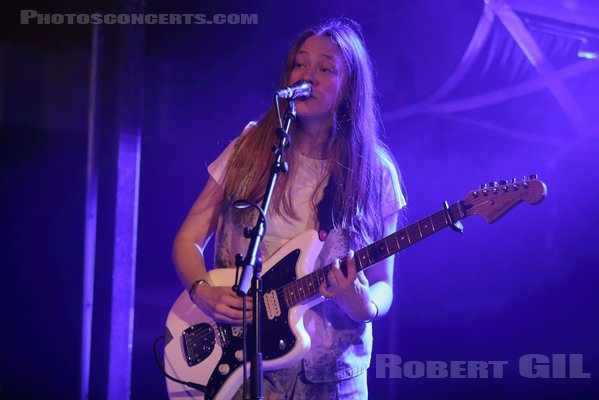 ANNA B SAVAGE - 2025-04-13 - PARIS - Petit Bain - 